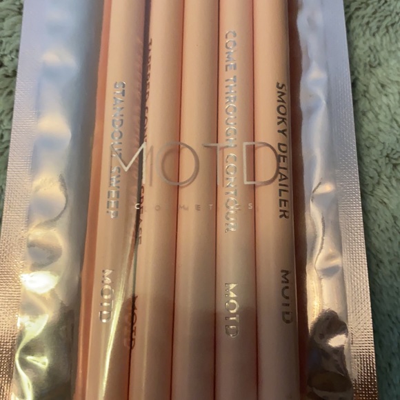 Various Makeup Brushes - Picture 4 of 7